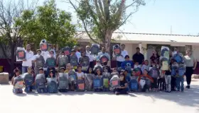 Entrega Club Rotario Nogales Industrial paquetes escolares