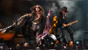 Pospone Aerosmith gira de despedida sufre vocalista daños en laringe y cuerdas vocales