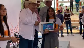 Entrega Gobernador tablets y becas en Bavispe