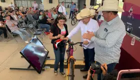 Entrega Gobernador bicicletas en municipios de la sierra alta