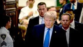 Vuelve Trump al juzgado junto a su hijo en NY por fraude empresarial