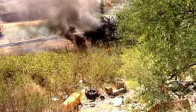 Causa movimiento quema de llantas en vías del tren