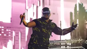 The Weeknd baja la luna y las estrellas