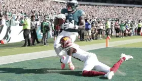 Aguilas y Niners exponen invictos