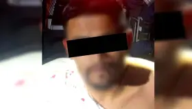 Quebra puerta de cristal y agrede con vidrio a oficiales