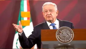 'Batea' AMLO al INE y mantiene posdata a conservadores