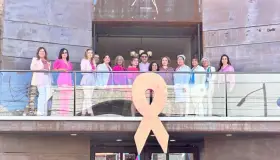 Colocan distintivo rosa en fachada del Ayuntamiento