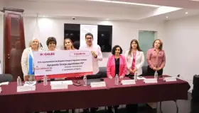 Entrega Alcalde JGN apoyo económico a asociación George Papanicolaou