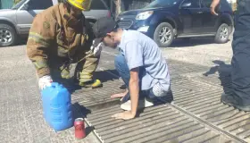 Queda persona atrapada entre barras metálicas de una reja