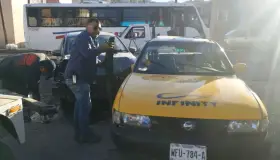 Corta circulación conductor de taxi y provoca fuerte choque