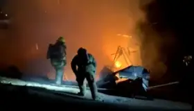 Arde en llamas vivienda; adulto mayor pierde todo