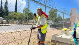 Limpian panteones para Día de Muertos