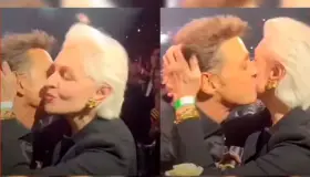 Detiene Luis Miguel concierto para saludar a Carolina Herrera