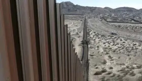 Refuerza EU muro fronterizo entre Ciudad Juárez y Texas