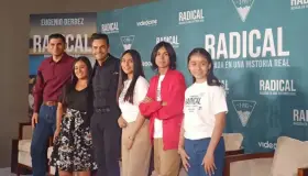 Eugenio Derbez es un profe que hace reír y llorar