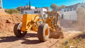 Raspan y nivelan calles en varias colonias citadinas