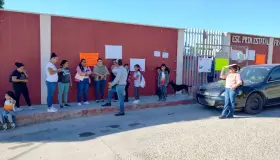 Exigen destitución de directora de primaria