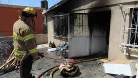 Arrasa incendio con cuatro viviendas en La Mesa