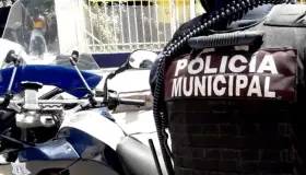 Despojan delincuentes a empleado de material y pegan a comercio