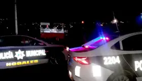 Despojan de vehículo y roban dinero a taxista; lo amagaron con un cuchillo