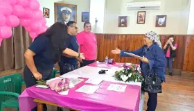 Apoyan bomberos a mujeres que luchan contra el cáncer