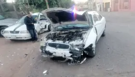 Quedan lesionados conductores en aparatoso choque