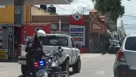 Saquean vehículo estacionado en la vía pública