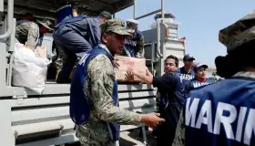 Lleva Ejército víveres a acapulqueños; reclaman más ayuda