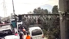 Captan en video caída de puente entre Neza y Chimalhuacán