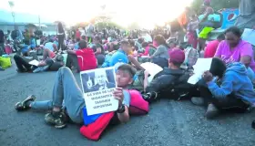 Mujer migrante de 80 años viaja en caravana hacia EU