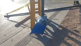 Resulta con lesiones graves conductor que derribó semáforo en periférico