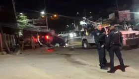 Internan a conductor después de volcamiento tras persecución de autoridades