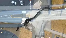 Se hacen enormes grietas por temblores en Islandia