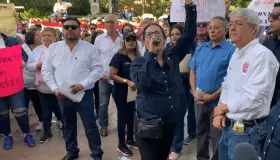 Se manifiestan organizaciones sindicales frente a palacio de gobierno