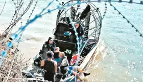 Desafía Texas a Biden y tipifica cruce ilegal como “delito estatal”