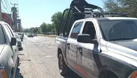 Le roban mientras mete mandado a su vivienda