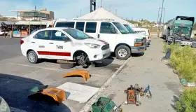 Detienen a mecánicos por trabajar en vía pública y derramar aceite en el suelo