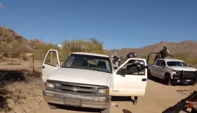 Aseguran armamento en camioneta abandonada