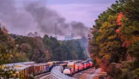 Descarrila tren en Atlanta y provoca incendio