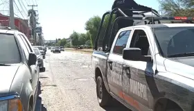 Detienen a conductor ebrio por ir hablando por celular