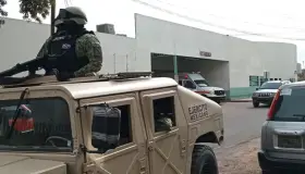 Golpean y marcan a 4 hombres y una mujer y los dejan amarrados en carretera