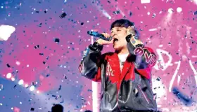 Junior H complace a sus seguidores