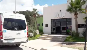 Abandonan a niña de seis años en parque; la rescatan autoridades