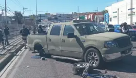 Abandonan vehículos después de enfrentamiento a balazos