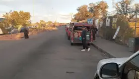 Reubicarán a comerciante que obstruye parada de camiones frente al IMSS