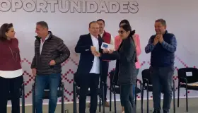 Entrega gobernador becas universitarias en Cananea