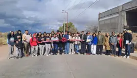 Entregan obra de banqueta en beneficio de estudiantes