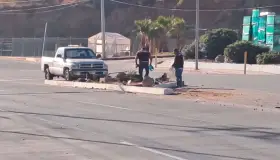 Trabajan en reposición de semáforo del periférico LDC