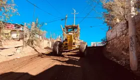 Mejoran vialidades de terracería en colonias Cinco de Mayo y Héroes