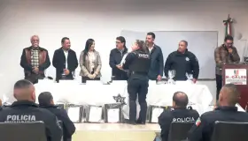 Galardonan a Policía del Mes y entregan uniformes